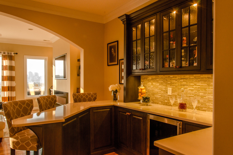 This is an example of a transitional home bar in Cincinnati.