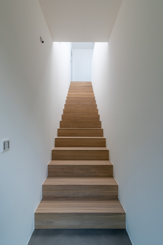 Imagen de escalera actual con escalones de madera y contrahuellas de madera