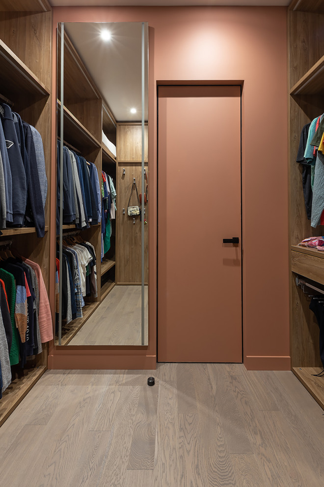 Современный интерьер с яркими акцентами в доме на набережной Невы