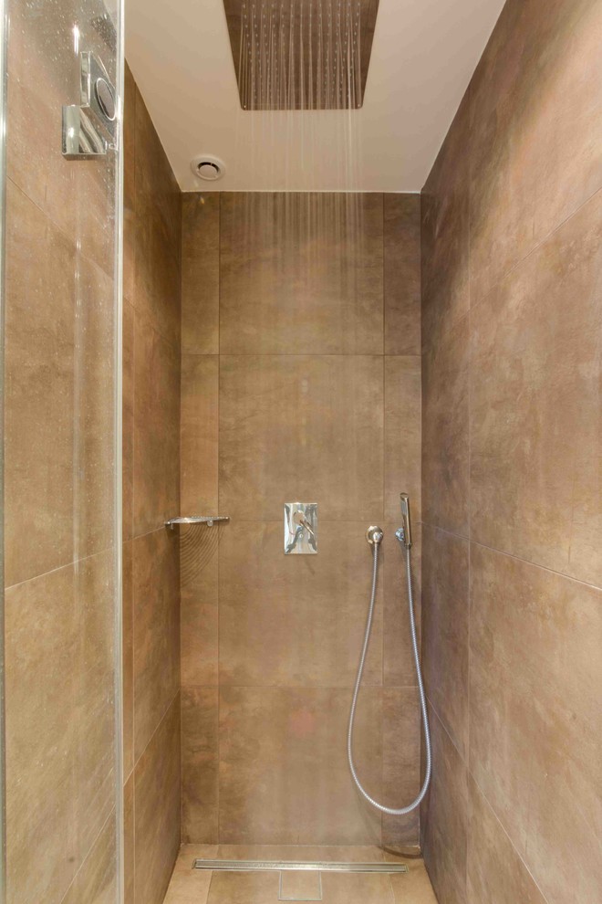 Small contemporary 3/4 bathroom in Paris with beige tile, beige walls and an alcove shower.