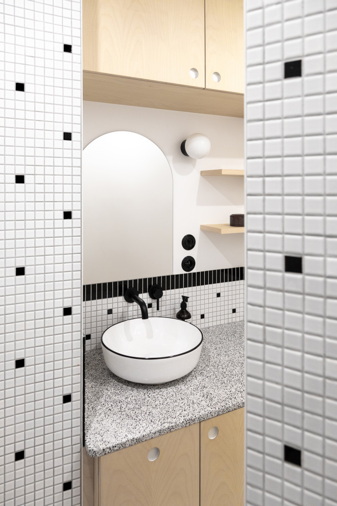 Пример оригинального дизайна: маленькая главная ванная комната в белых тонах с отделкой деревом со стиральной машиной в стиле модернизм с фасадами с декоративным кантом, бежевыми фасадами, белой плиткой, плиткой мозаикой, белыми стенами, полом из мозаичной плитки, настольной раковиной, столешницей терраццо, серой столешницей, тумбой под одну раковину и встроенной тумбой для на участке и в саду