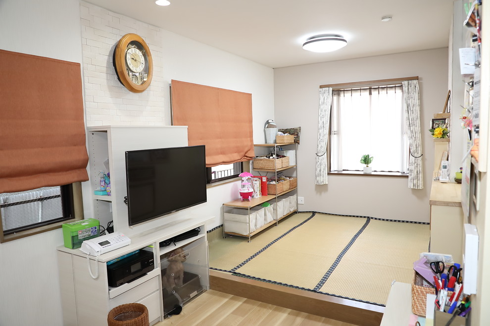 Small scandinavian living room in Tokyo with beige walls, tatami floors and yellow floor.