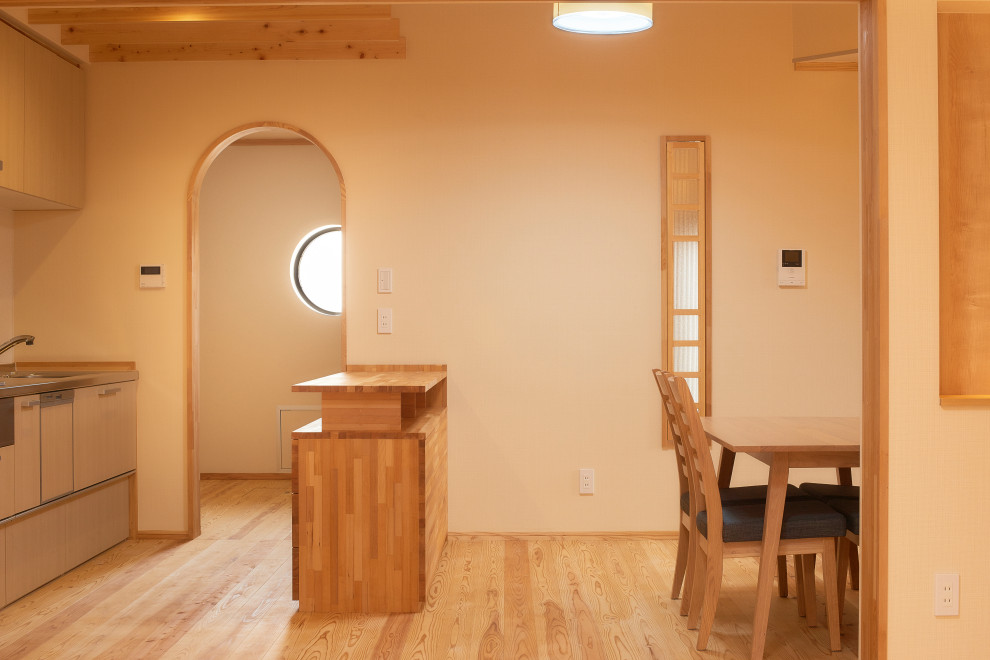 Photo of a medium sized dining room in Osaka with white walls, light hardwood flooring, a wood ceiling and wallpapered walls.