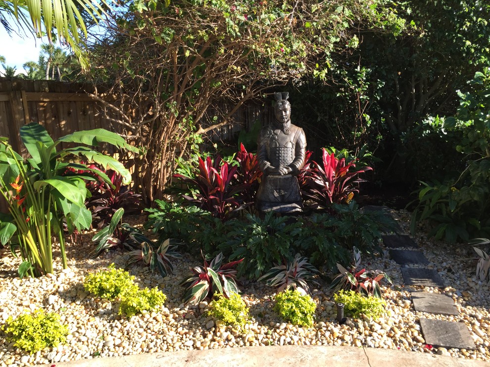 Photo of a small tropical backyard garden in Orlando.
