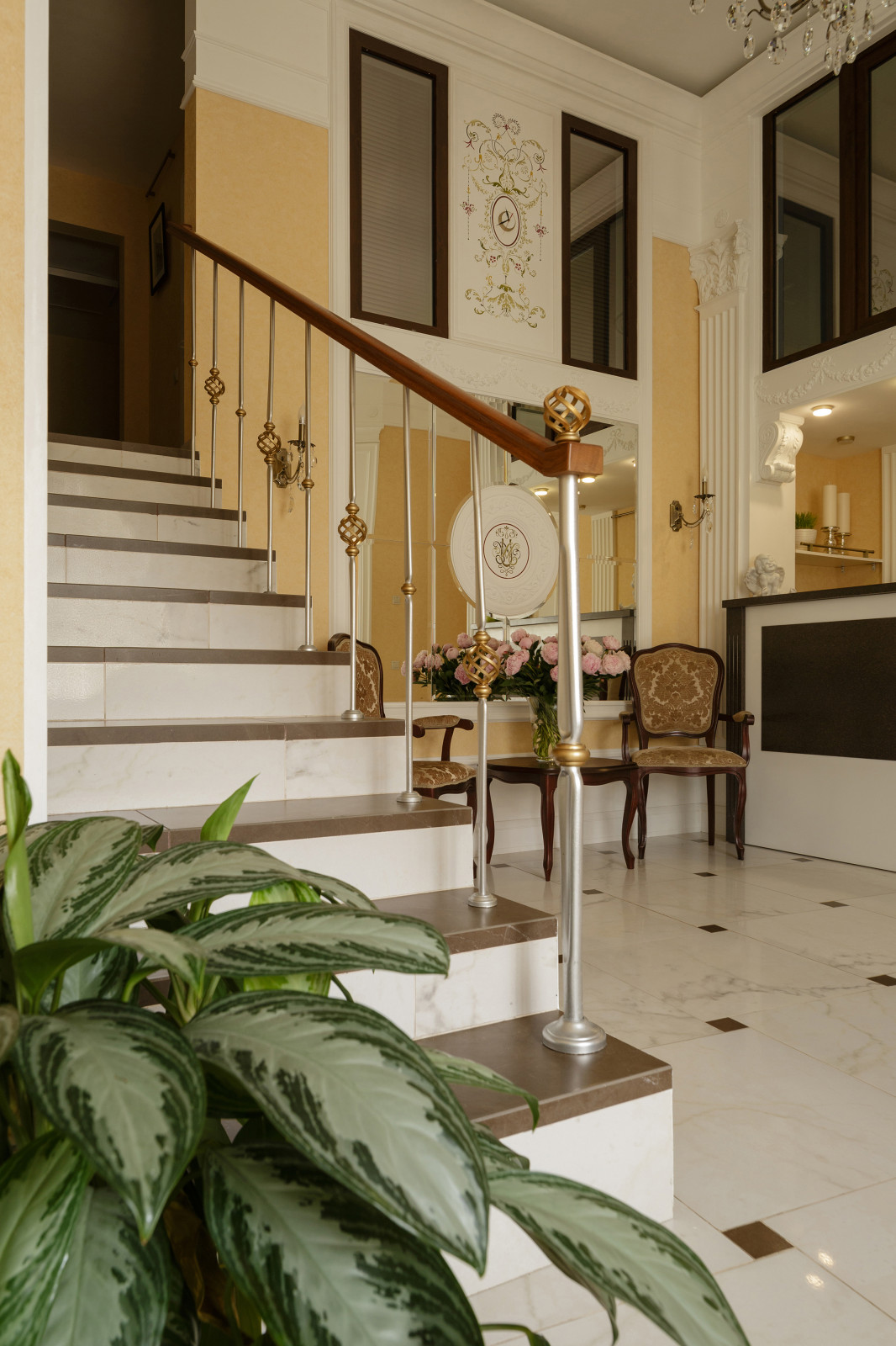 Холл с лестницей