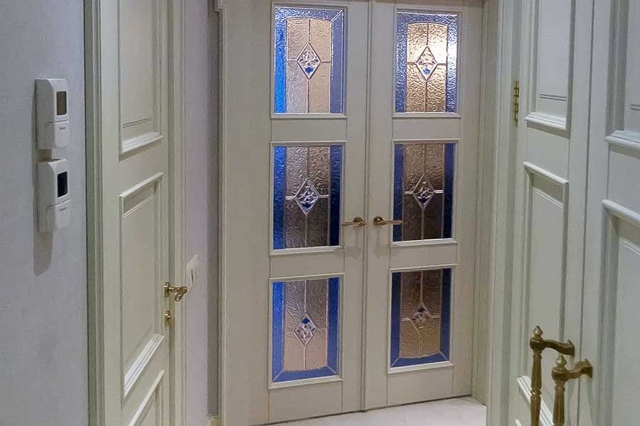 Окрашенные двери