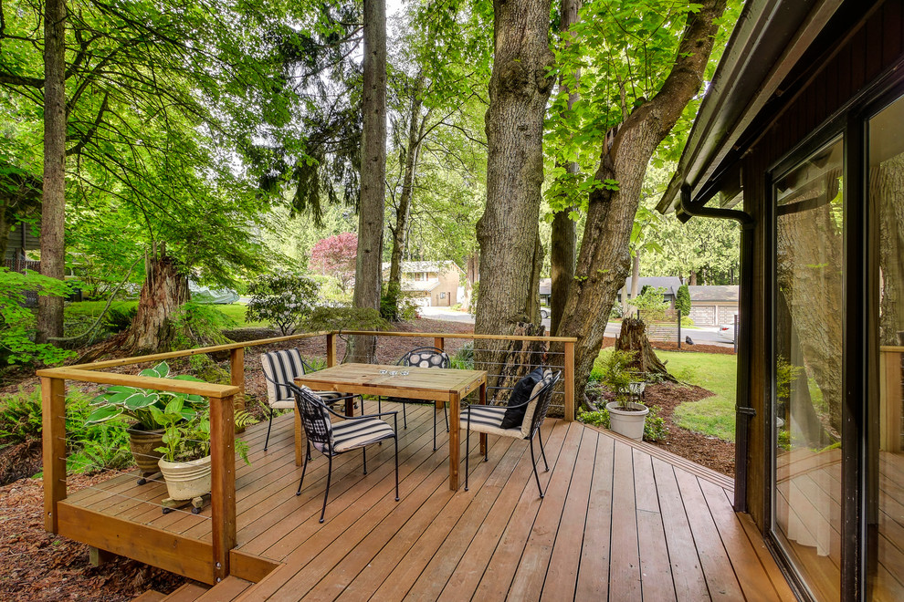 Design ideas for a traditional backyard deck in Seattle.