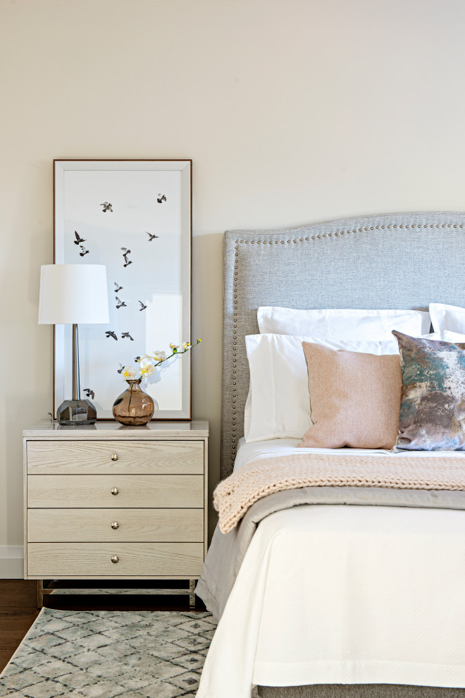 Ejemplo de habitación de invitados contemporánea de tamaño medio con paredes blancas y suelo de madera en tonos medios
