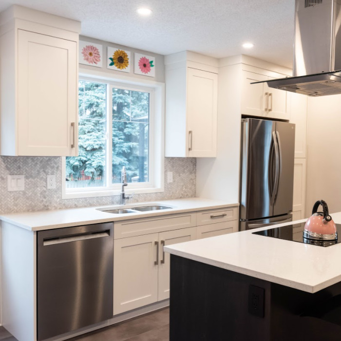 Mid-sized contemporary single-wall eat-in kitchen in Calgary with an undermount sink, shaker cabinets, white cabinets, quartzite benchtops, grey splashback, ceramic splashback, stainless steel appliances, with island and white benchtop.