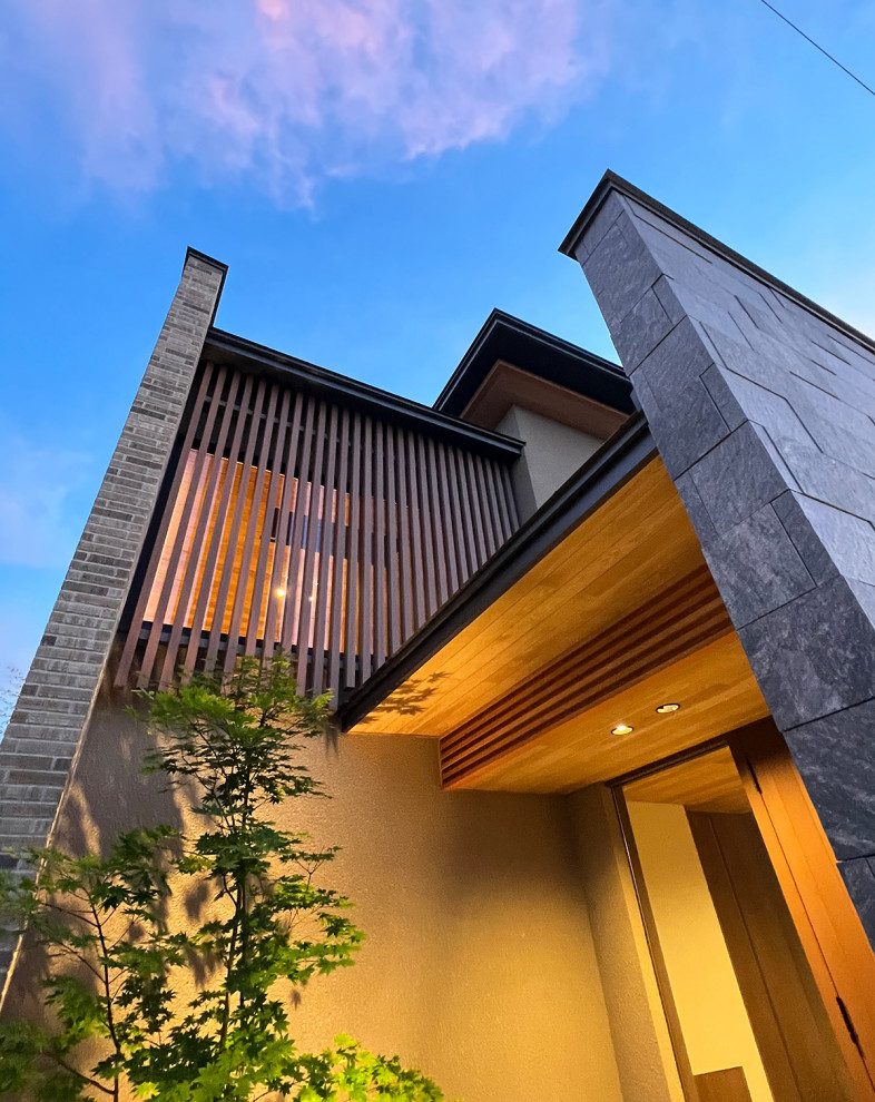 Mittelgroßer Asiatischer Eingang mit grauer Wandfarbe, Doppeltür, brauner Haustür und grauem Boden in Osaka