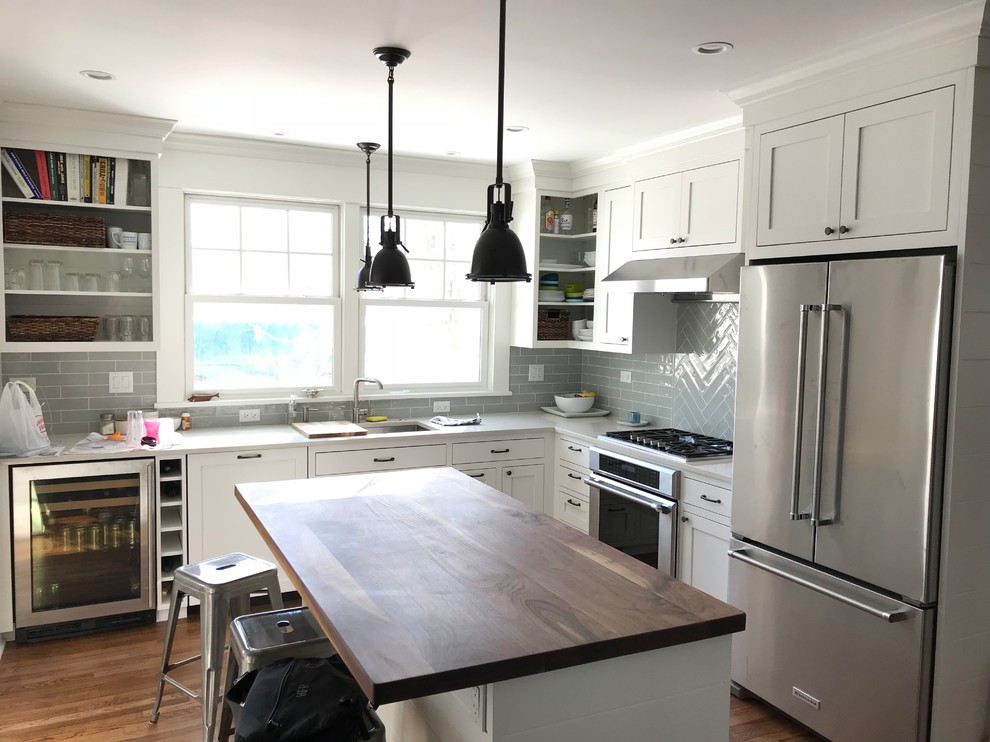 Example of a transitional kitchen design in Chicago
