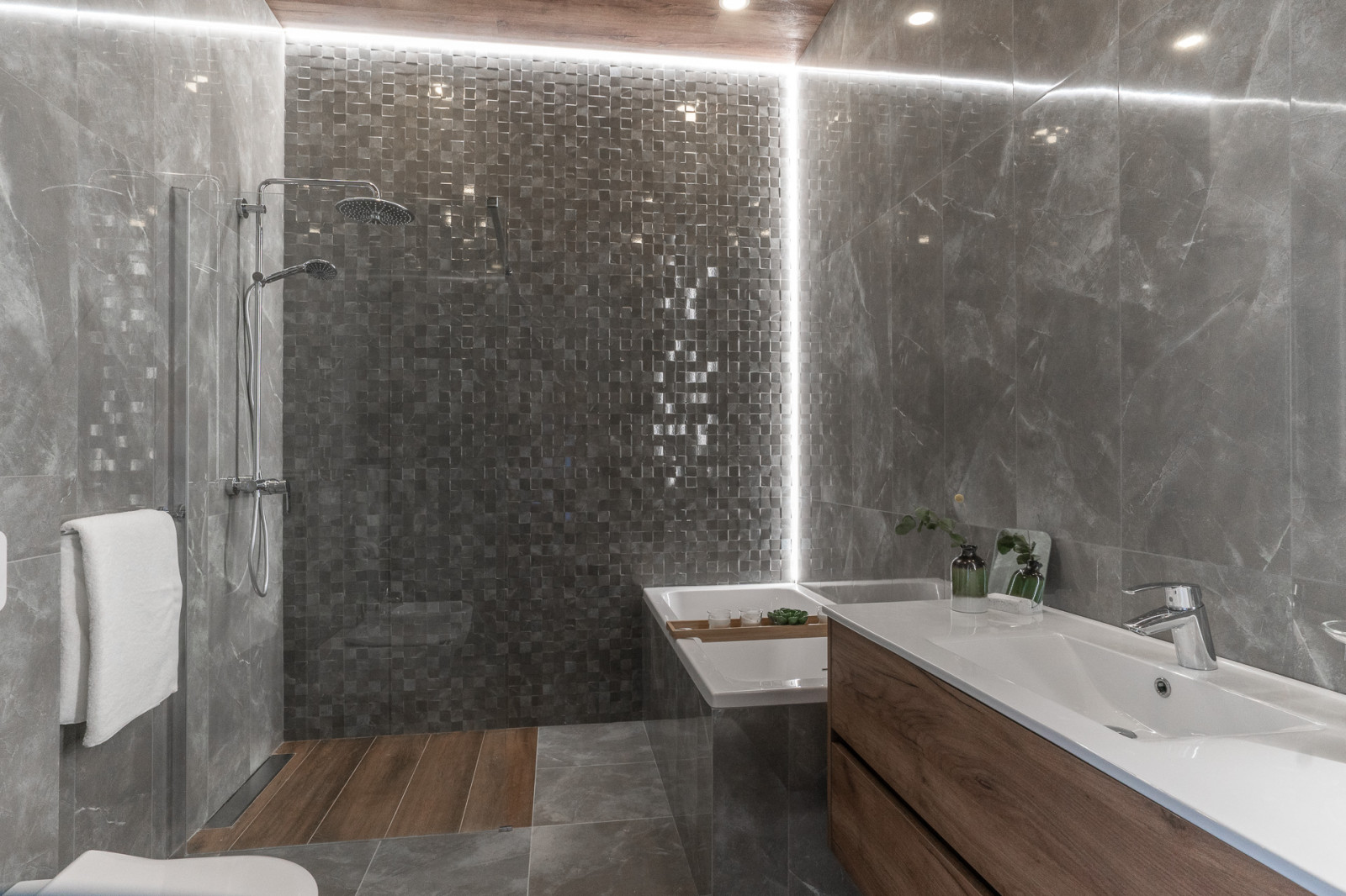 ИСПАНСКАЯ РИВЬЕРА. ДОМ НА СКЛОНЕ.