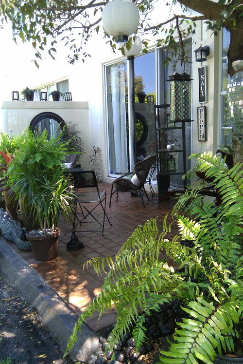 Photo of an eclectic patio in Miami.