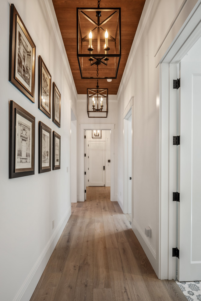 Источник вдохновения для домашнего уюта: большой коридор в стиле неоклассика (современная классика) с светлым паркетным полом, бежевым полом и балками на потолке