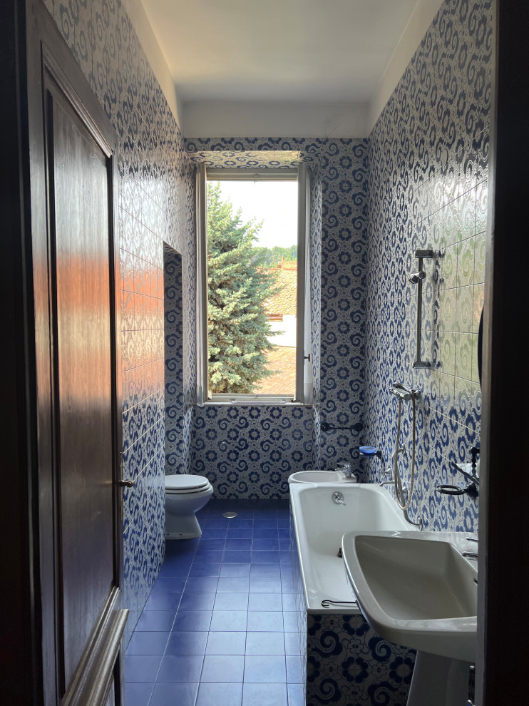 Свежая идея для дизайна: маленькая ванная комната в стиле модернизм с плоскими фасадами, светлыми деревянными фасадами, накладной ванной, душем без бортиков, раздельным унитазом, белой плиткой, керамогранитной плиткой, белыми стенами, полом из керамогранита, подвесной раковиной, столешницей из ламината, белым полом, душем с распашными дверями, белой столешницей, встроенной тумбой и сводчатым потолком для на участке и в саду - отличное фото интерьера