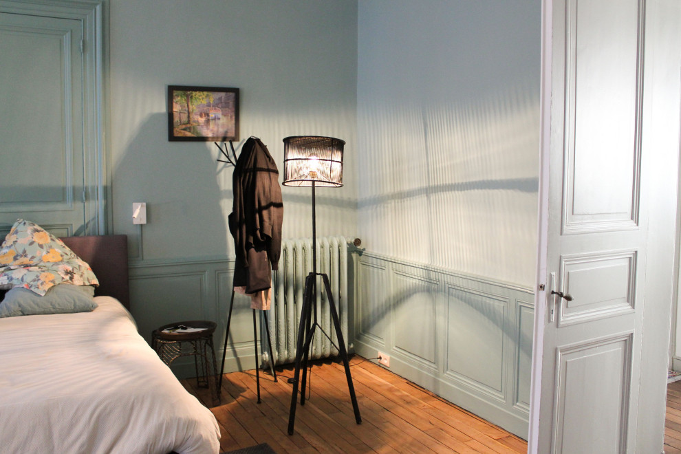 Geräumiges Klassisches Hauptschlafzimmer mit blauer Wandfarbe und vertäfelten Wänden in Sonstige