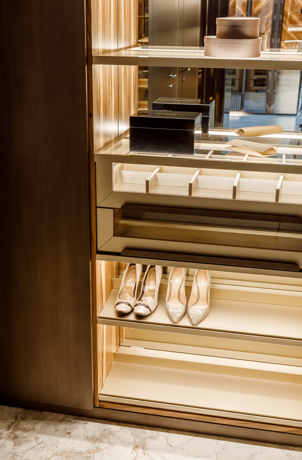 Мебель для мастер-спальни загородного дома