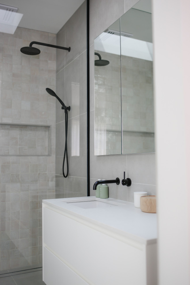 Inspiration for a contemporary bathroom in Melbourne.