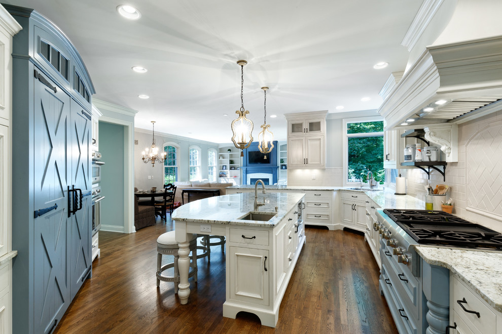 Design ideas for a transitional eat-in kitchen in Cincinnati with with island.