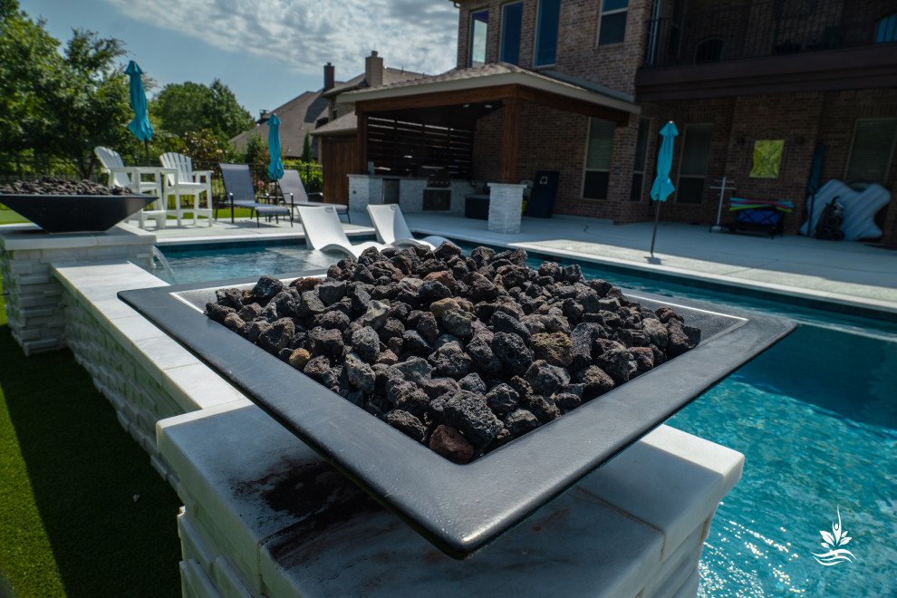 Источник вдохновения для домашнего уюта: большой естественный, прямоугольный ландшафтный бассейн на заднем дворе в стиле модернизм с настилом