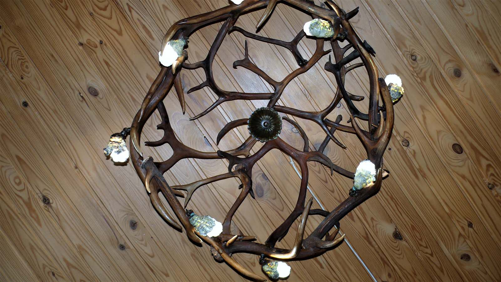 Подвесная люстра из рога марала и северного оленя .