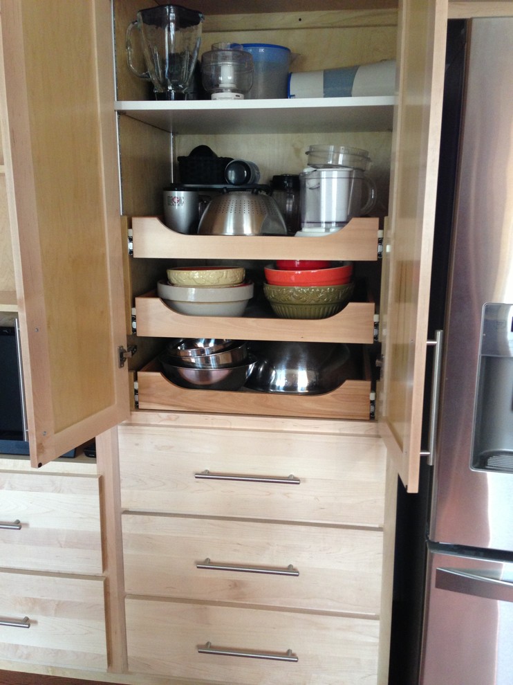 Enclosed kitchen - small transitional u-shaped medium tone wood floor enclosed kitchen idea in Chicago with a double-bowl sink, shaker cabinets, light wood cabinets, quartzite countertops, stainless steel appliances and a peninsula