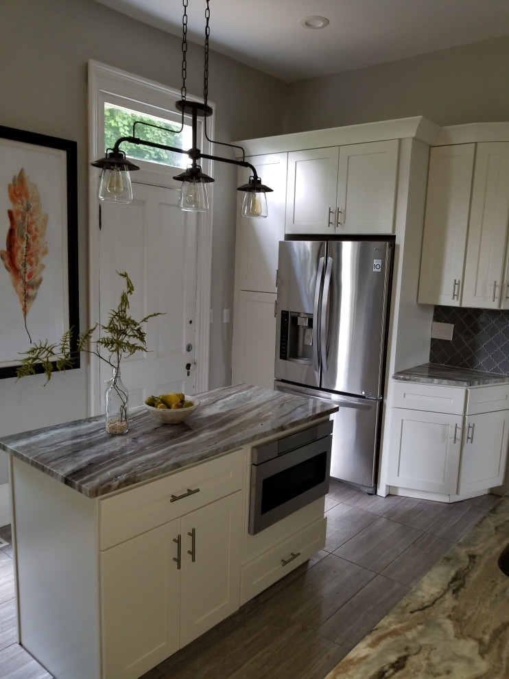 Idéer för att renovera ett avskilt, stort vintage u-kök, med en undermonterad diskho, släta luckor, vita skåp, granitbänkskiva, stänkskydd i keramik, rostfria vitvaror, klinkergolv i porslin, en köksö och grått golv