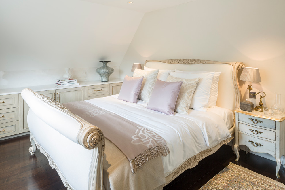 This is an example of a traditional bedroom in London.