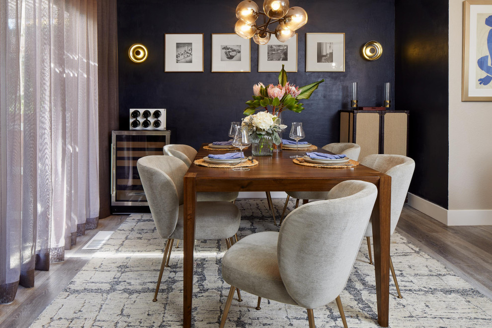 Cette image montre une salle à manger ouverte sur la cuisine vintage de taille moyenne avec un mur bleu et sol en stratifié.