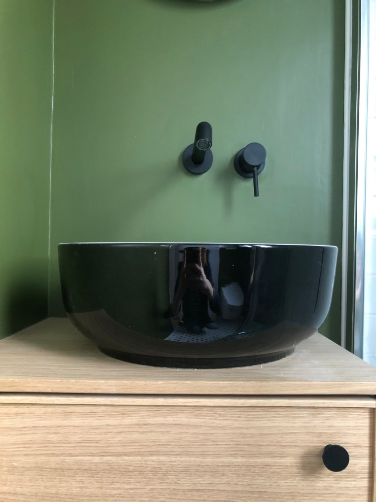 Idées déco pour salle de bain in bois clair With placards, une douche d'angle, WC suspendus, un mur vert, un sol en carrelage de terre cuite, un lavabo posé, un plan de toilette en bois, un sol blanc, une cabine de douche à porte battante, un plan de toilette vert, une fenêtre, meuble simple vasque and meuble-lavabo sur pied.