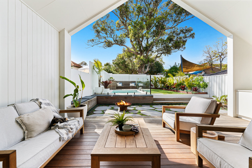 Inspiration for a contemporary deck in Sydney.