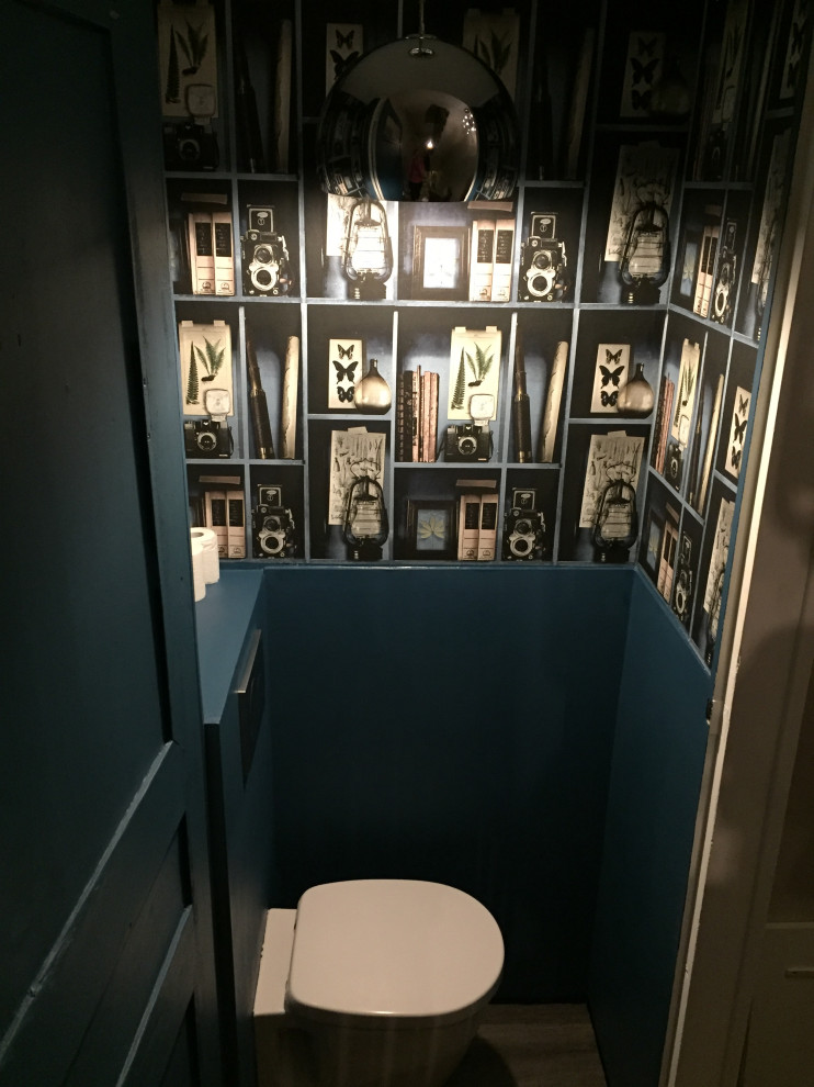 На фото: маленький туалет в стиле ретро с инсталляцией, синими стенами, полом из линолеума, серым полом и обоями на стенах для на участке и в саду