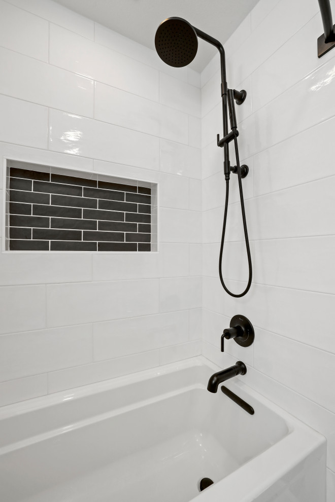 Exempel på ett modernt vit vitt badrum, med bruna skåp, ett badkar i en alkov, en dusch/badkar-kombination, grå väggar, ett undermonterad handfat, bänkskiva i kvarts och dusch med duschdraperi
