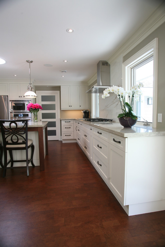 Example of a large transitional l-shaped dark wood floor and brown floor eat-in kitchen design in Toronto with an undermount sink, shaker cabinets, white cabinets, stainless steel appliances and an island