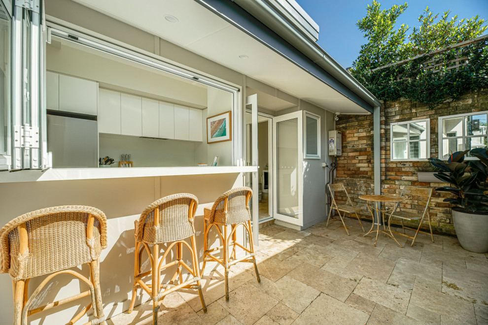 This is an example of a small contemporary courtyard garden in Sydney.