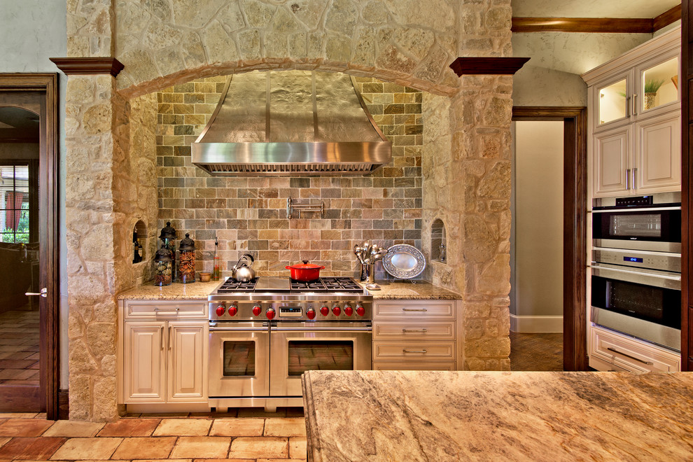 Design ideas for a traditional kitchen in Dallas.