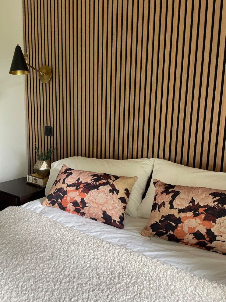 Пример оригинального дизайна: гостевая спальня среднего размера, (комната для гостей) в современном стиле с бежевыми стенами, паркетным полом среднего тона, коричневым полом, сводчатым потолком, панелями на части стены и акцентной стеной