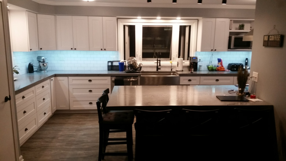 Example of a transitional kitchen design in Chicago
