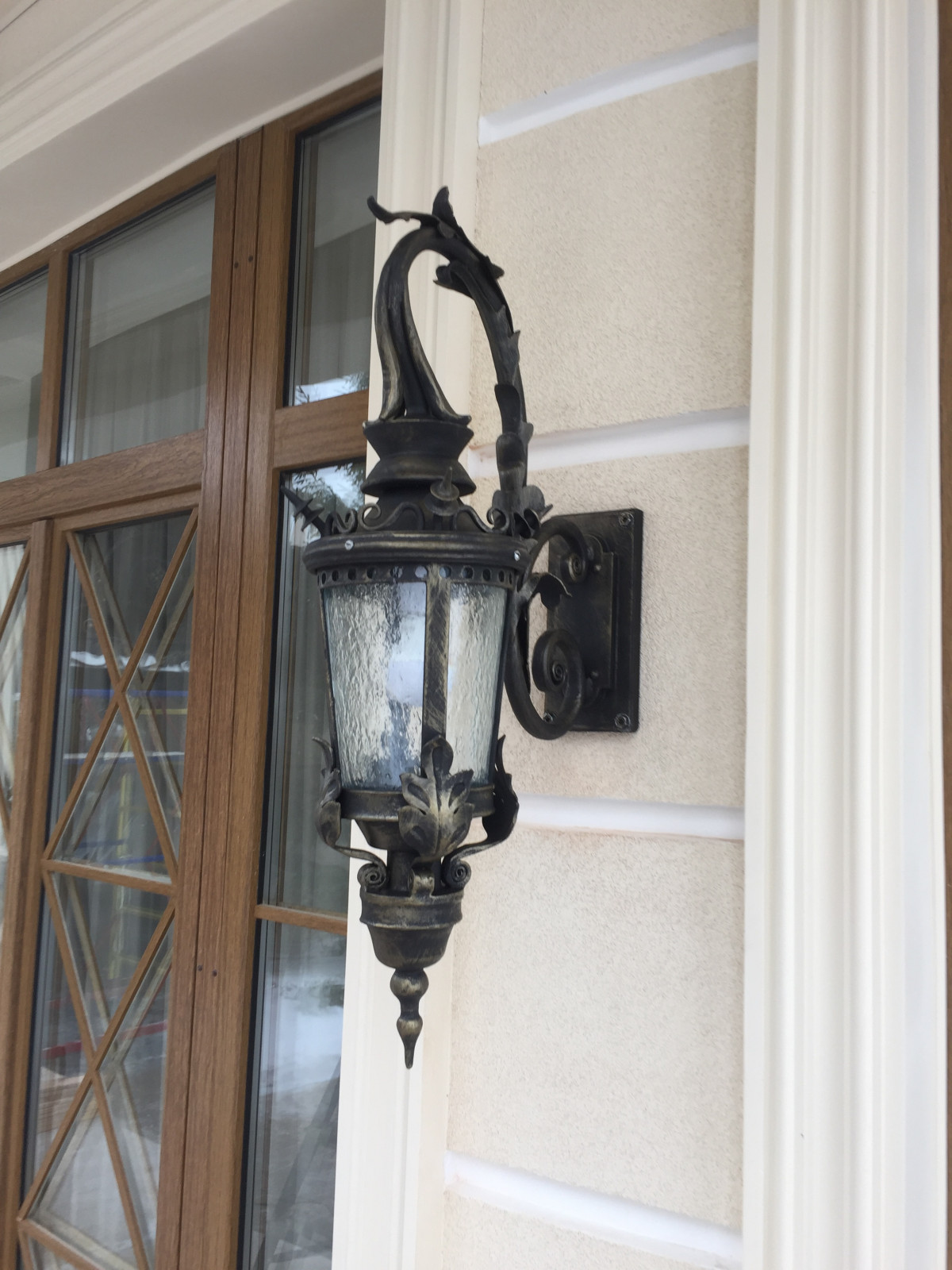 Кованые настенные фонари с витражным стеклом