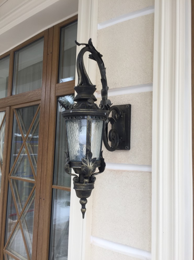 Кованые настенные фонари с витражным стеклом