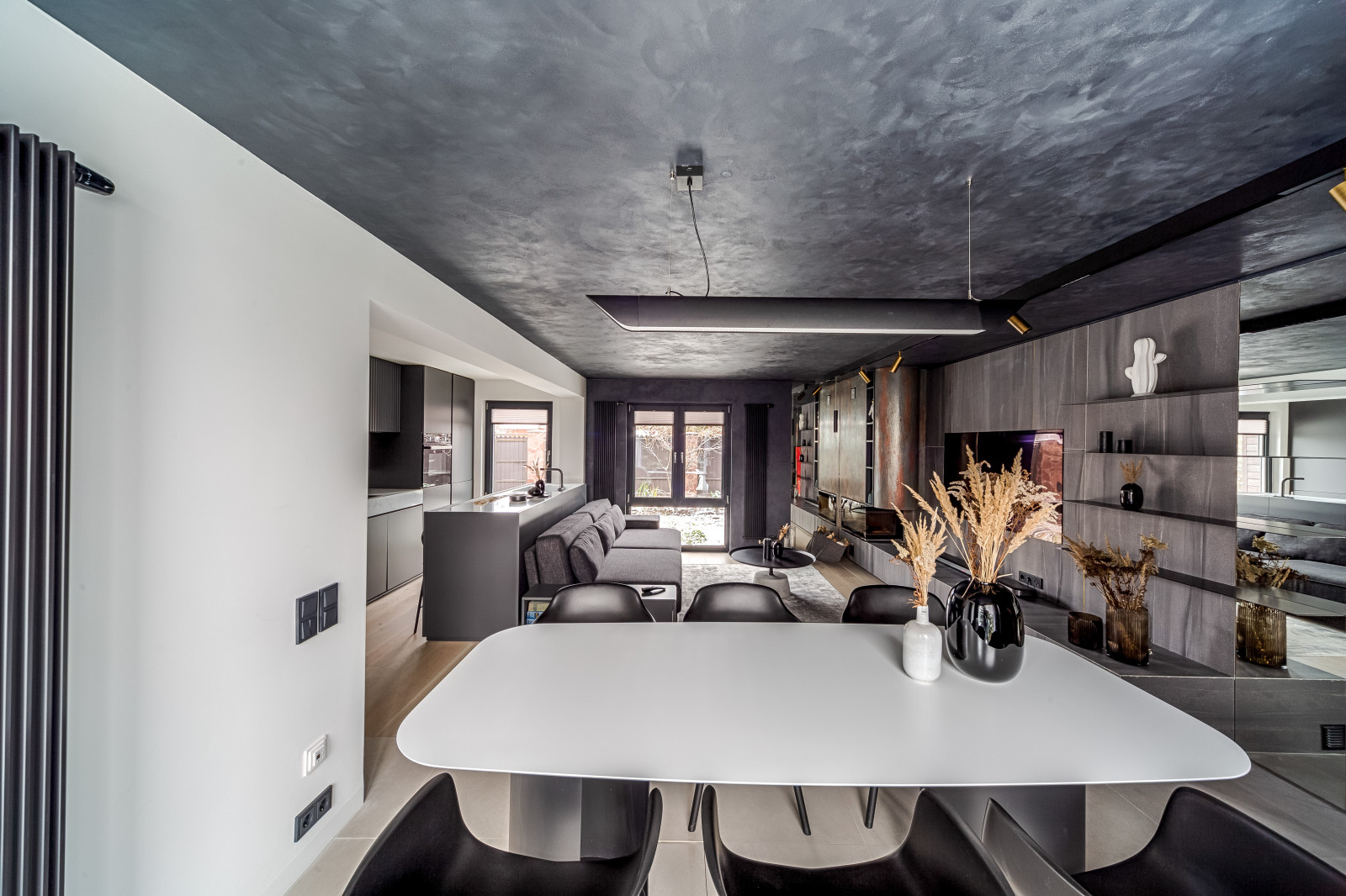 Антиизба – кухня-гостиная в темных тонах