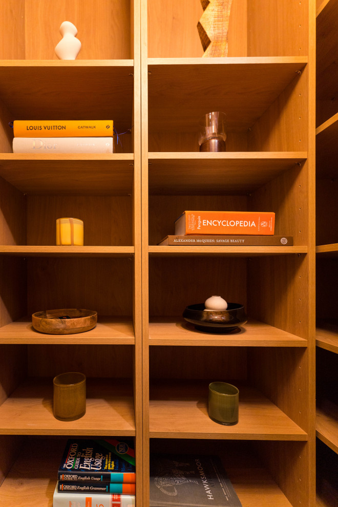 Ispirazione per un piccolo ufficio minimalista con pareti rosa, pavimento in sughero e pavimento marrone