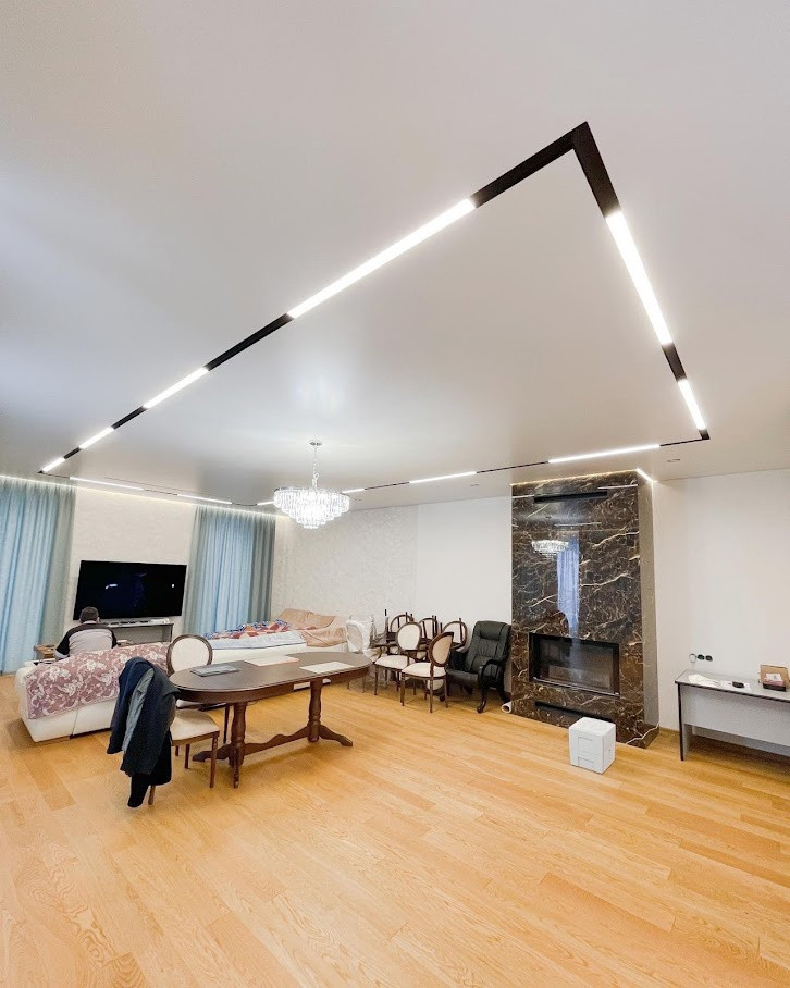 Современные потолки с линейным освещением в КП Голубой залив