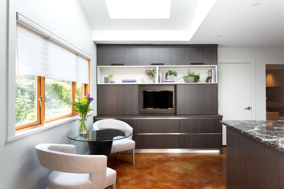 Exempel på ett klassiskt vardagsrum, med betonggolv, en väggmonterad TV och orange golv