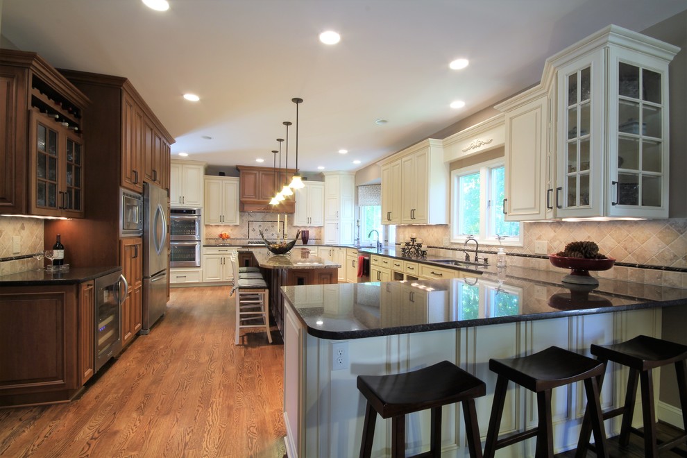 Example of a transitional kitchen design in DC Metro