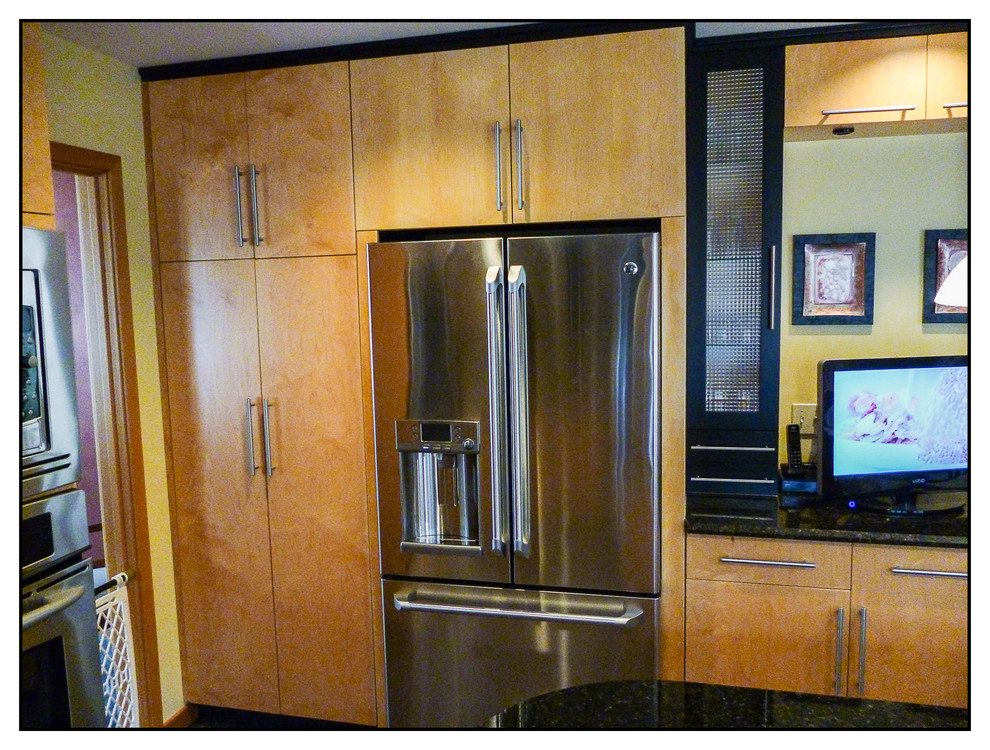King kitchen. Contemporary style. Frameless Euro cabinets.