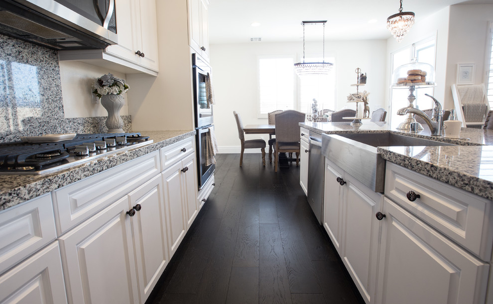 This is an example of a contemporary kitchen in Los Angeles.