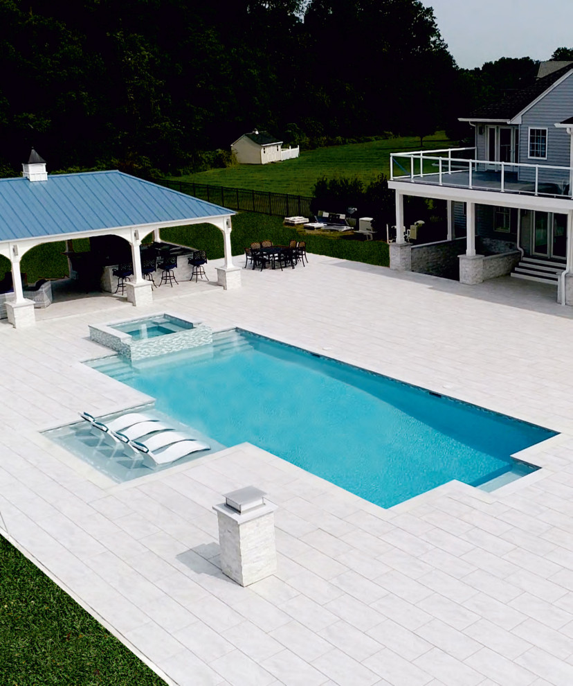 Источник вдохновения для домашнего уюта: бассейн на заднем дворе в стиле модернизм с покрытием из плитки