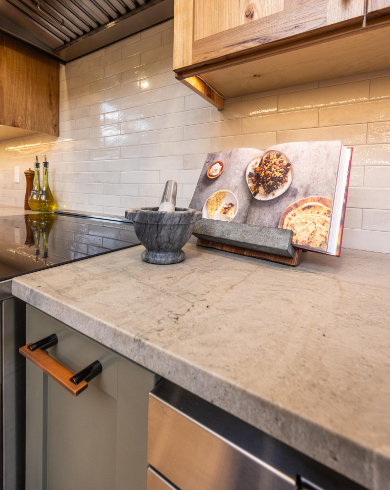 Inspiration for a large rustic u-shaped light wood floor and brown floor eat-in kitchen remodel with a farmhouse sink, shaker cabinets, quartzite countertops, gray backsplash, ceramic backsplash, stainless steel appliances, a peninsula and gray countertops
