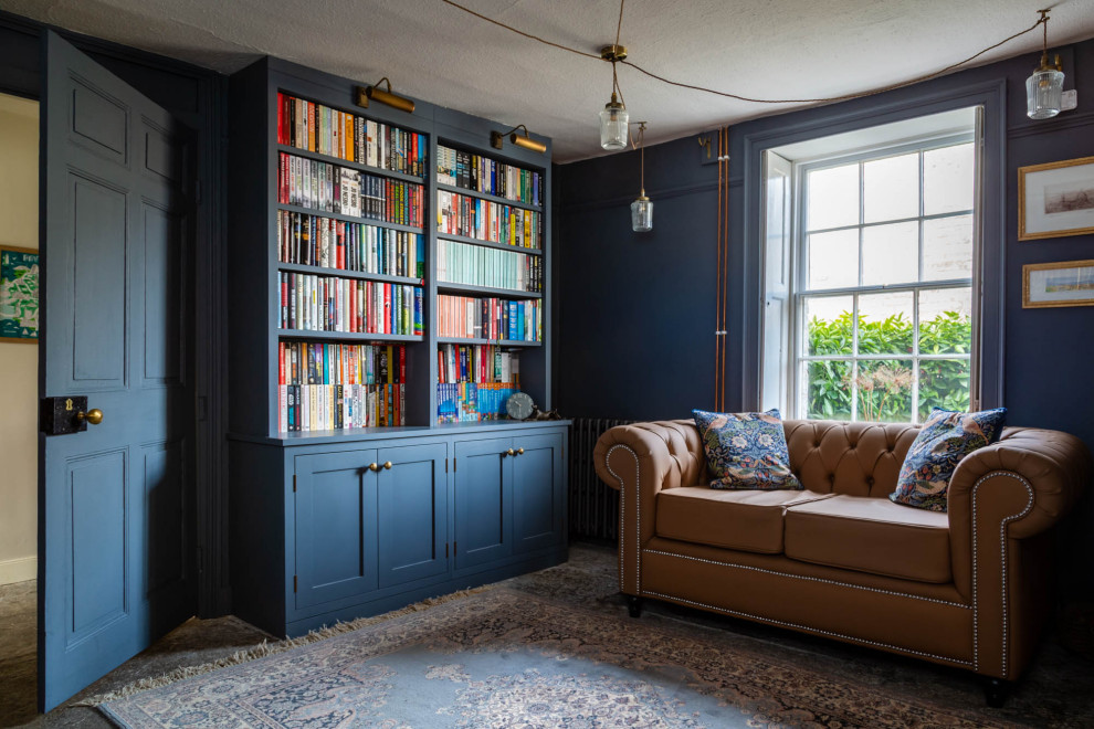 Esempio di un soggiorno tradizionale di medie dimensioni con libreria, pareti blu, pavimento in ardesia, stufa a legna, cornice del camino in pietra, nessuna TV e pavimento grigio